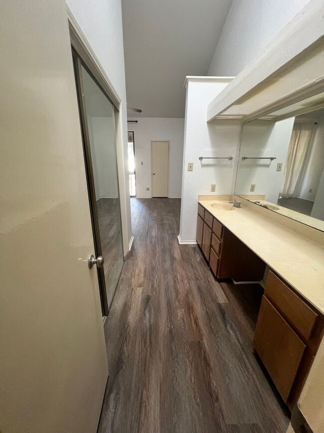 Building Photo - Edgecliff Downstairs 2/1.5 Unit