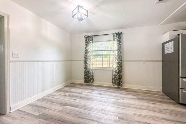 Building Photo - Spacious, Pet Friendly, 2 Bed Home with La...