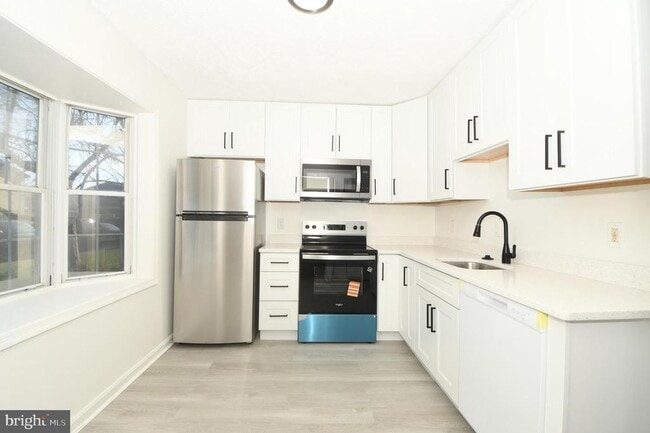 Building Photo - 8635 Union Pl