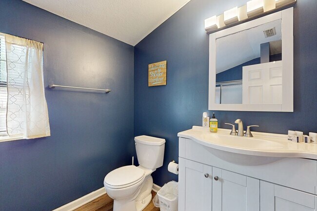 Building Photo - 247 Lakeview Ln