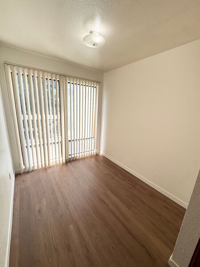Building Photo - Bright Vaulted-Ceiling Condo in Gated Community • Pool • W/D Included • Move-In Ready
