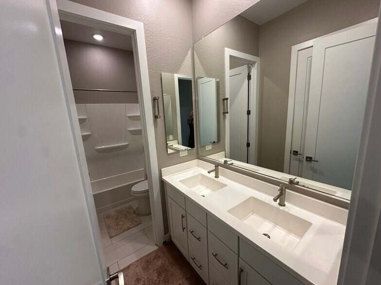 Building Photo - 1140 E Cherrywood Pl