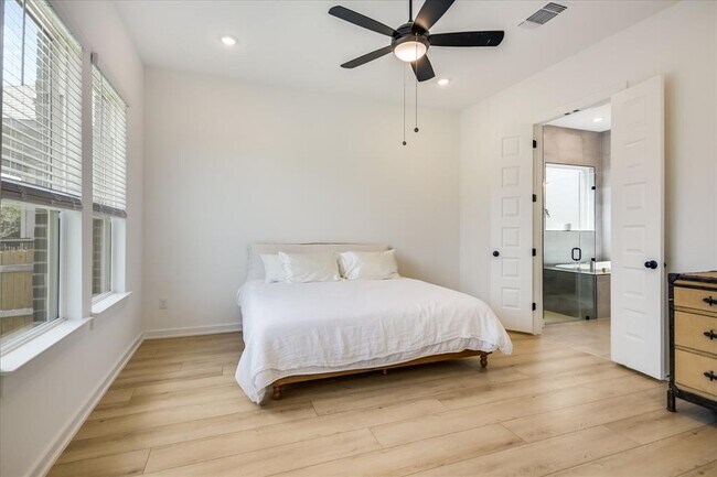 Building Photo - 253 Darley Oak Dr