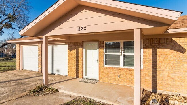 Building Photo - 1822 Greenwood Ln