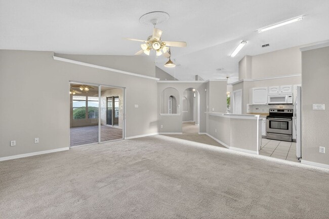 Building Photo - Available NOW - 3/2 Split Plan Home in Eustis with large Florida Rm!