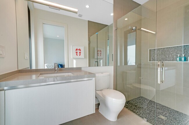 Building Photo - 4011 Bayview Dr