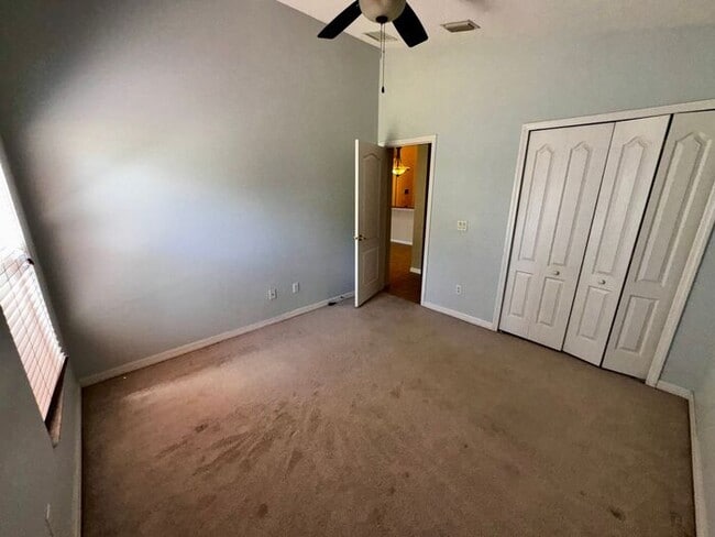 Building Photo - Timber Isle 4 bedroom home 2 bath home on a corner lot with New Kitchen Appliances!