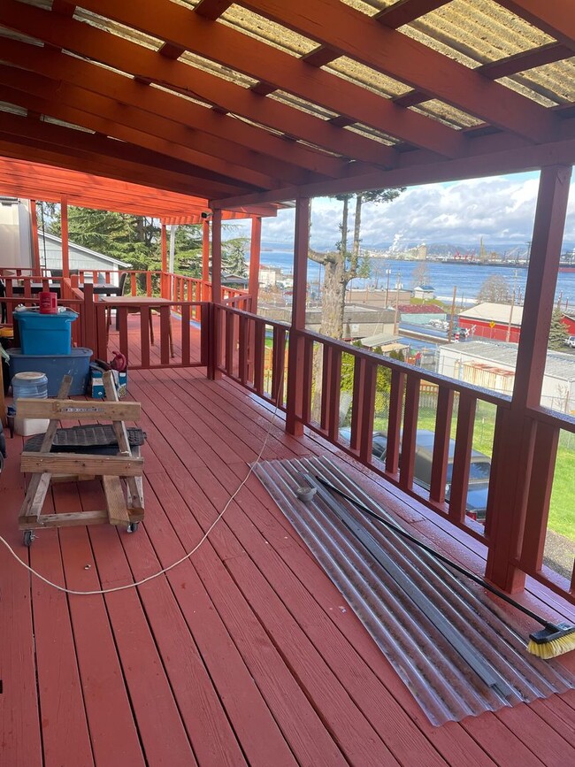 Building Photo - Move in ready rental in downtown Rainier with Columbia River views!