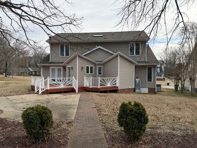 Building Photo - Elon