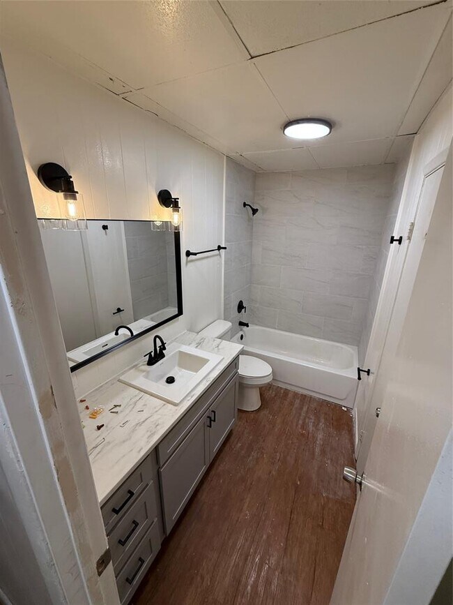 Building Photo - 2103 Dixie Ln