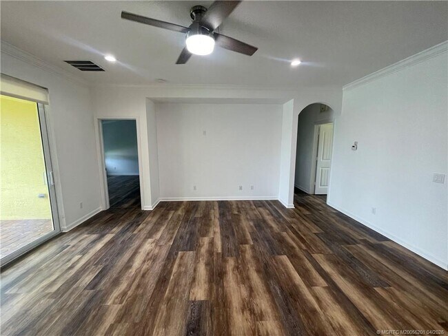 Building Photo - 480 NW Windflower Terrace