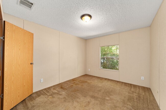 Building Photo - Spacious 3BR/2BA Home  Available Now!
