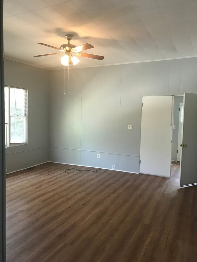 Building Photo - 3 Bedroom home in Hendersonville!