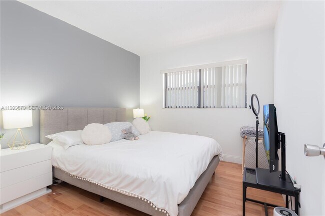 Building Photo - 8885 Fontainebleau Blvd