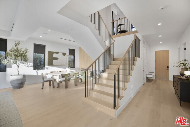 Building Photo - 4433 Kraft Ave