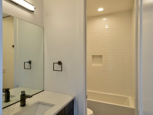 Building Photo - 2580 N W Awbrey Point Cir