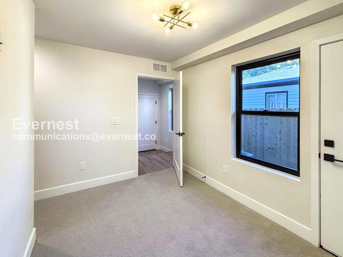 Building Photo - 2162 S Ash St