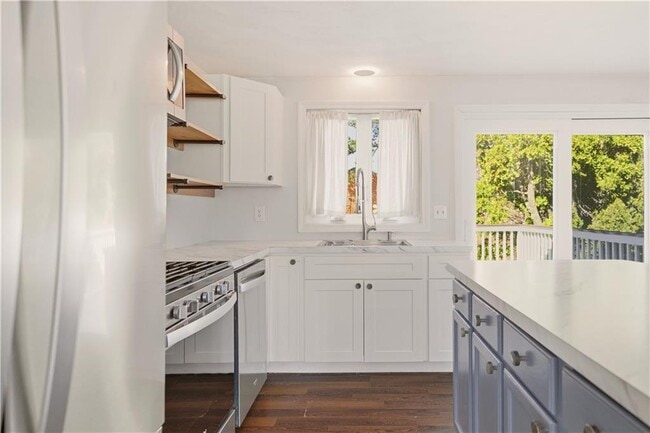 Building Photo - 102 Easton Ave