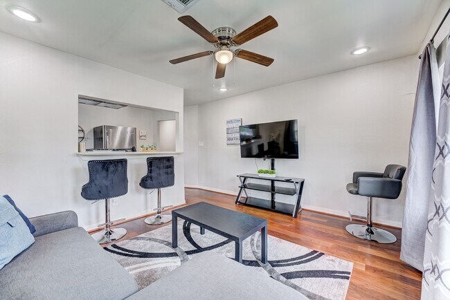 Building Photo - 2720 Truxillo St