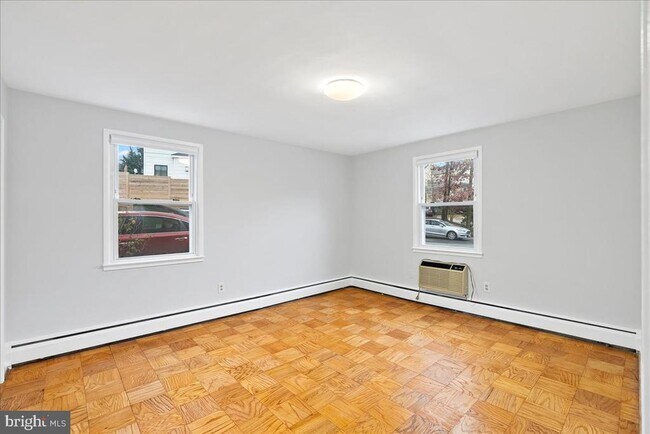 Building Photo - 945 N Barton St