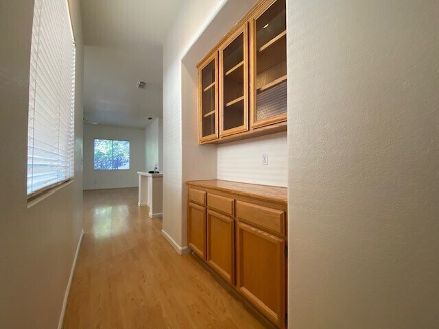 Building Photo - Charming 5 bedroom 2.5 bathroom home located in Natomas!