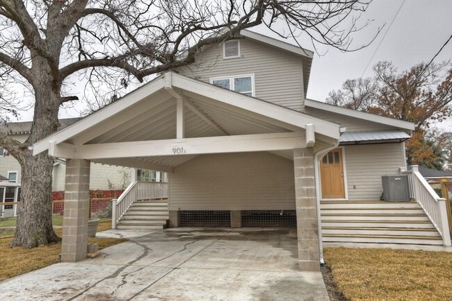 Primary Photo - 901 W 15th 1/2 St