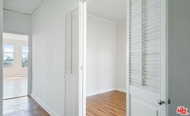 Building Photo - 634 S Gramercy Pl
