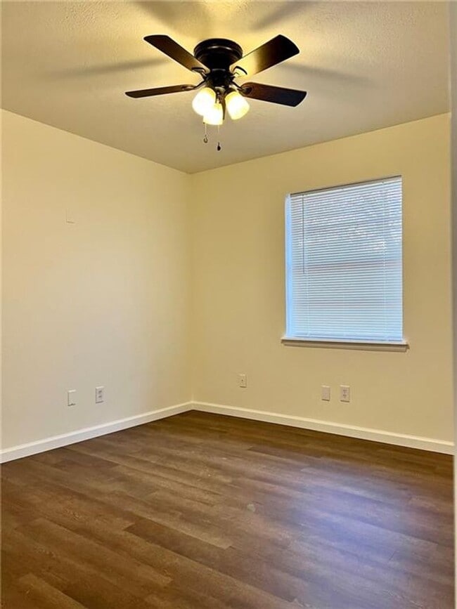 Building Photo - Super cute corner lot!