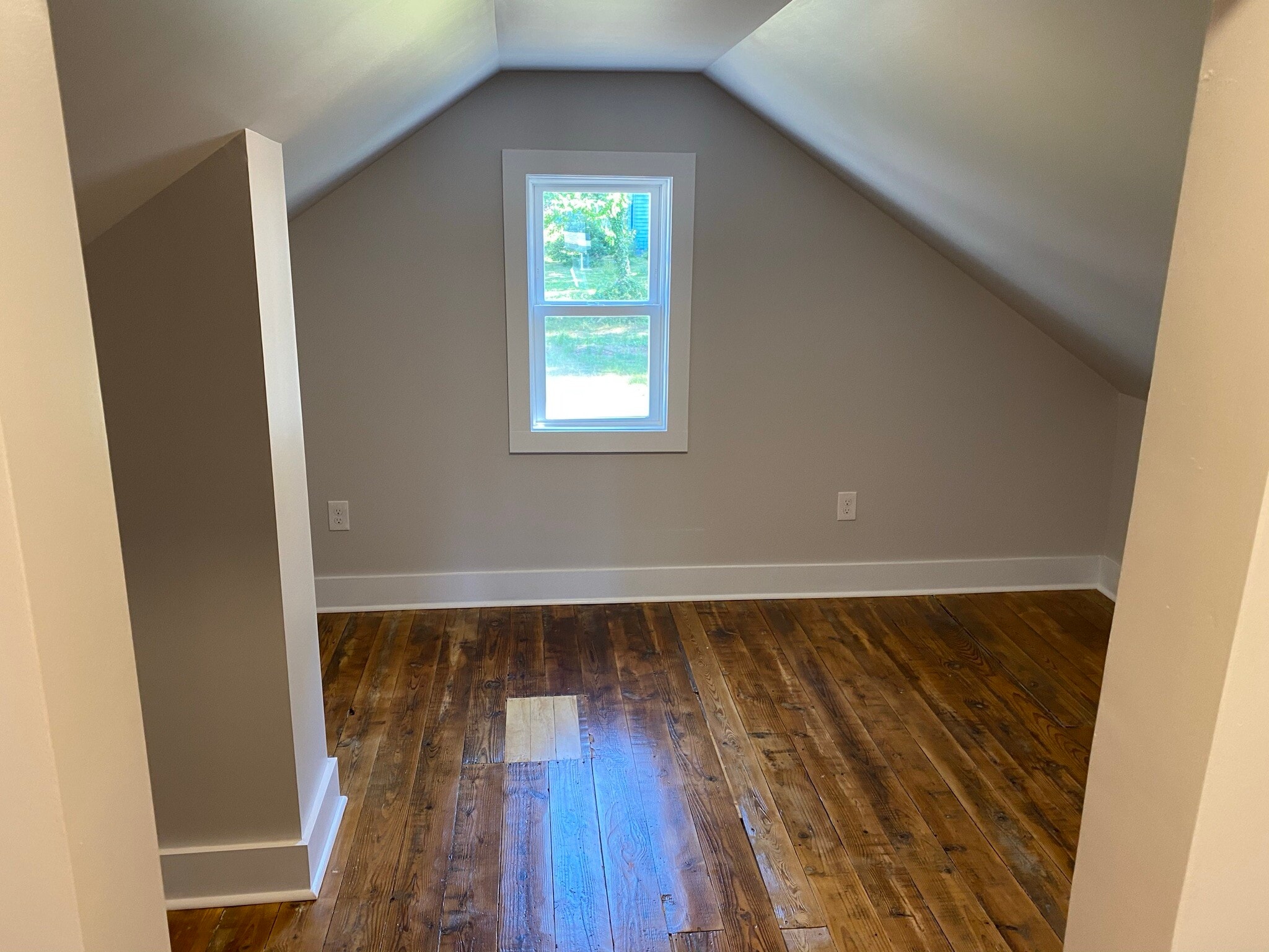 Loft - 613 Blenheim Ave