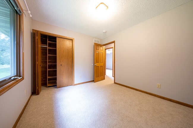 Building Photo - 17420 Barrington Ct