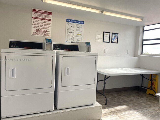 Building Photo - 2322 S Cypress Bend Dr