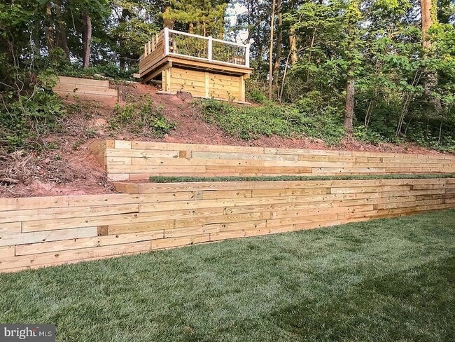 Building Photo - 2235 Abbotsford Dr