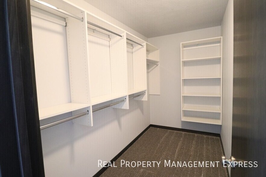 Building Photo - Amazing 4 Bedroom 3.5 Bathroom Townhome in Sioux Falls