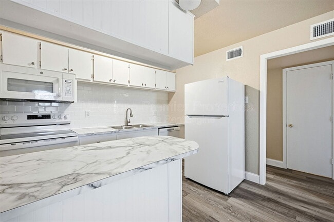 Building Photo - 817 S Elm St