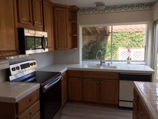 Kitchen - 19519 Rinaldi St