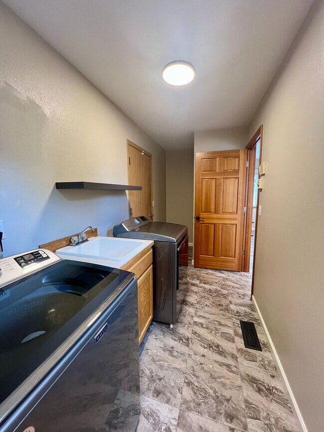 Building Photo - Well Maintained 3BD - Yard Maint. Included
