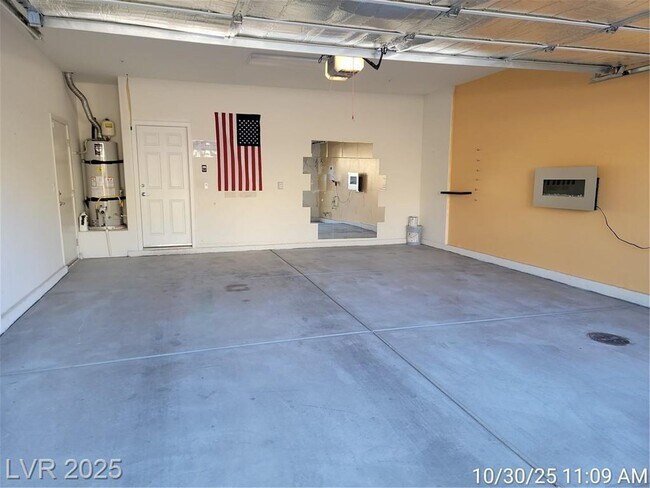 Building Photo - Lovely 2 Story Home!