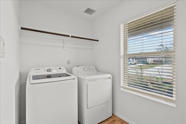 Building Photo - 512 Maple Bnd Ln