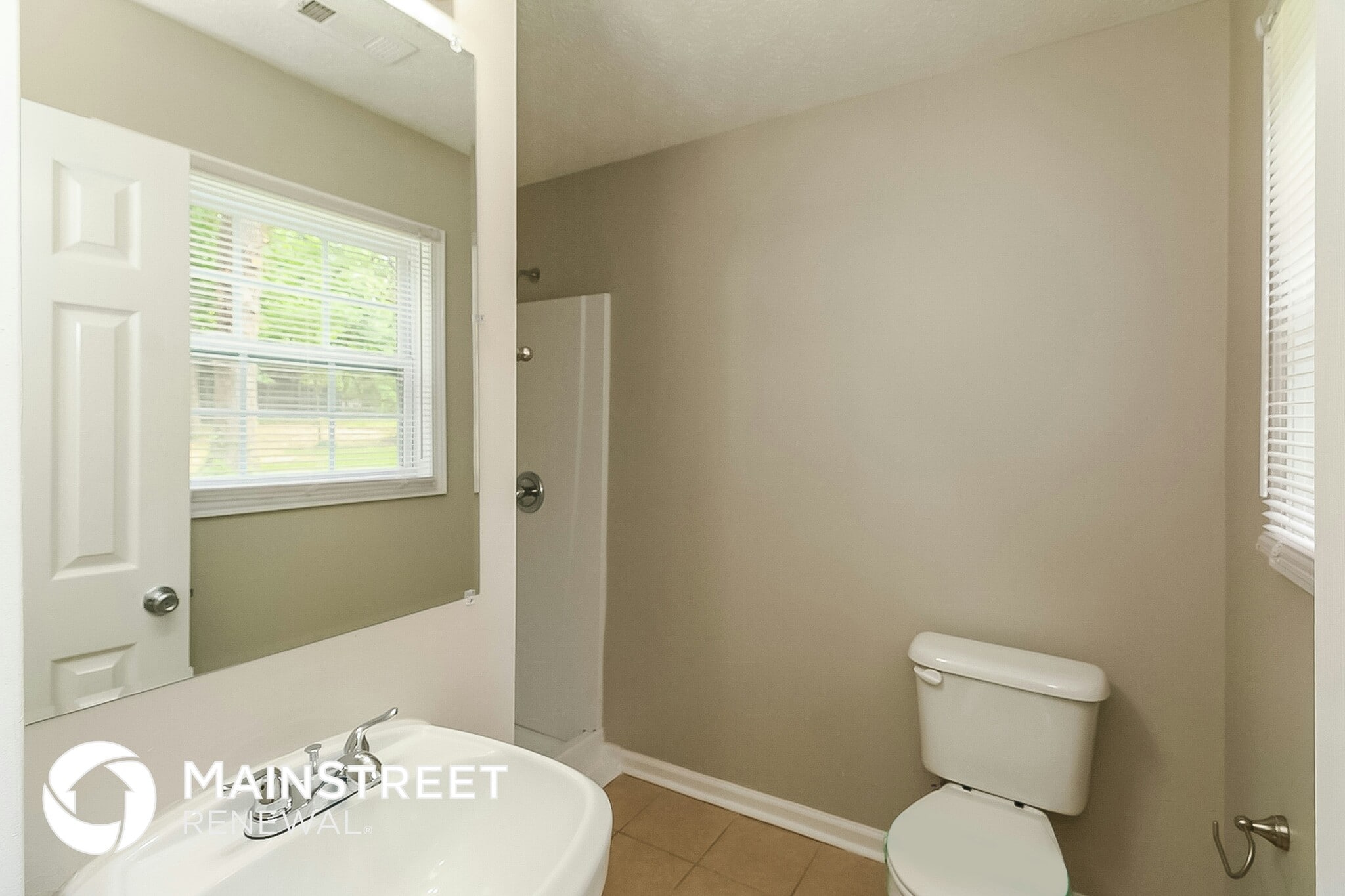 Building Photo - 693 Oak Dr