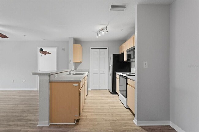 Building Photo - 5479 Vineland Rd