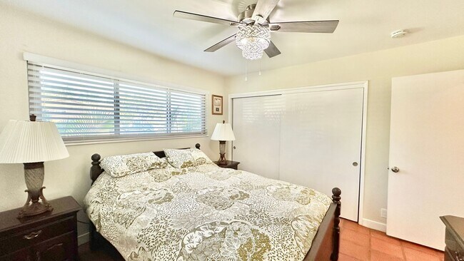Building Photo - Beautifully Appointed & Fully Furnished, S...