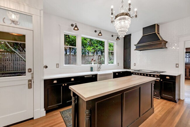 Building Photo - Big Charm in Madison Valley 4 bd 3 ba