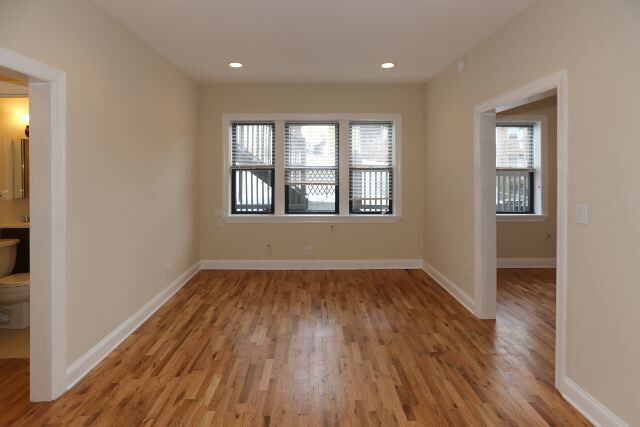 Building Photo - 2226 W Wilson Ave