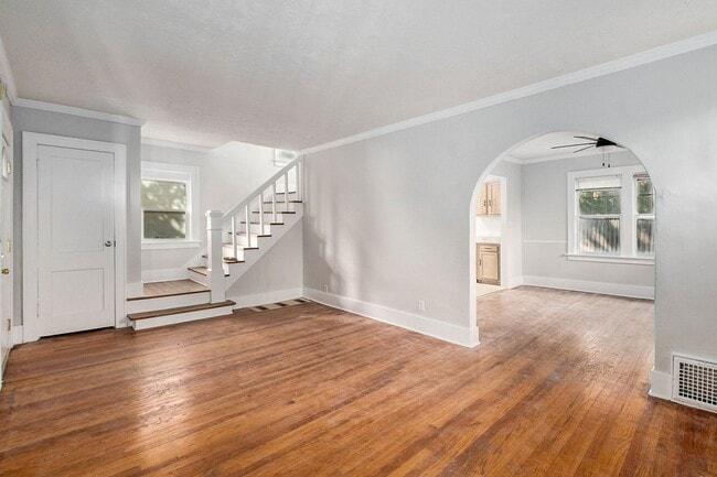 Building Photo - 2 Story 3 Bed 2 Bath, Off Street Parking!