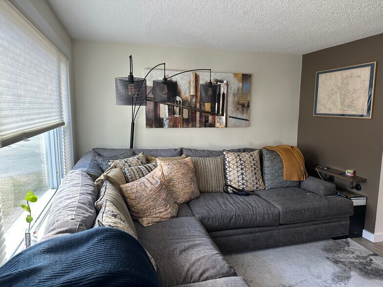 Building Photo - 33 Windhurst Ave