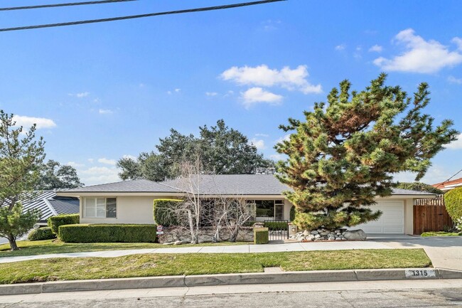 Primary Photo - Mid-Century modern 3bd 2ba home located in...