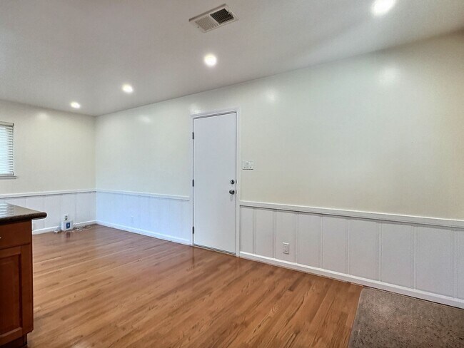 Building Photo - 3BD/2BA - Updated Charming Single Family Home in Great Location!