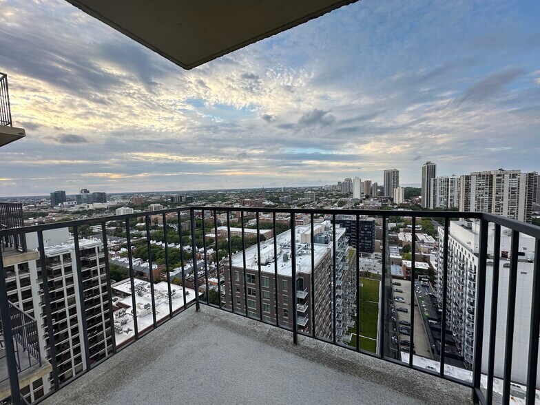 Building Photo - 1212 N La Salle Dr