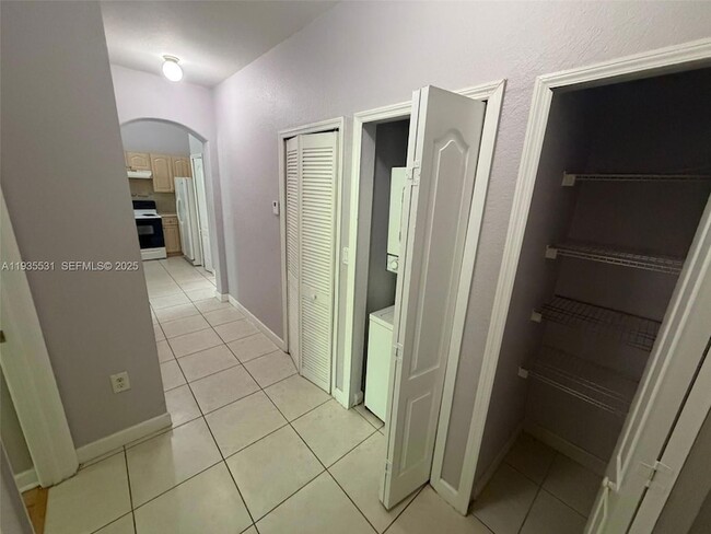 Building Photo - 1543 SE 25th St