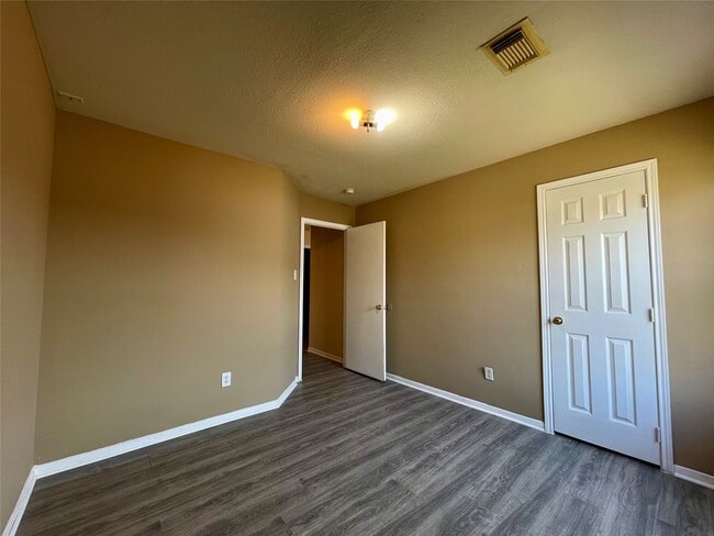 Building Photo - 7303 Foxshadows Ln